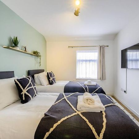 Low Rate For A 4-Bedroom House In Coventry With Free Unlimited Wi-Fi 2 Car Parking 53 Qmc المظهر الخارجي الصورة