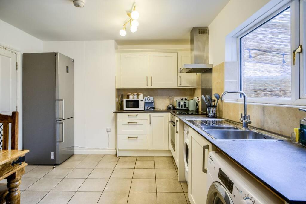 Low Rate For A 4-Bedroom House In Coventry With Free Unlimited Wi-Fi 2 Car Parking 53 Qmc المظهر الخارجي الصورة