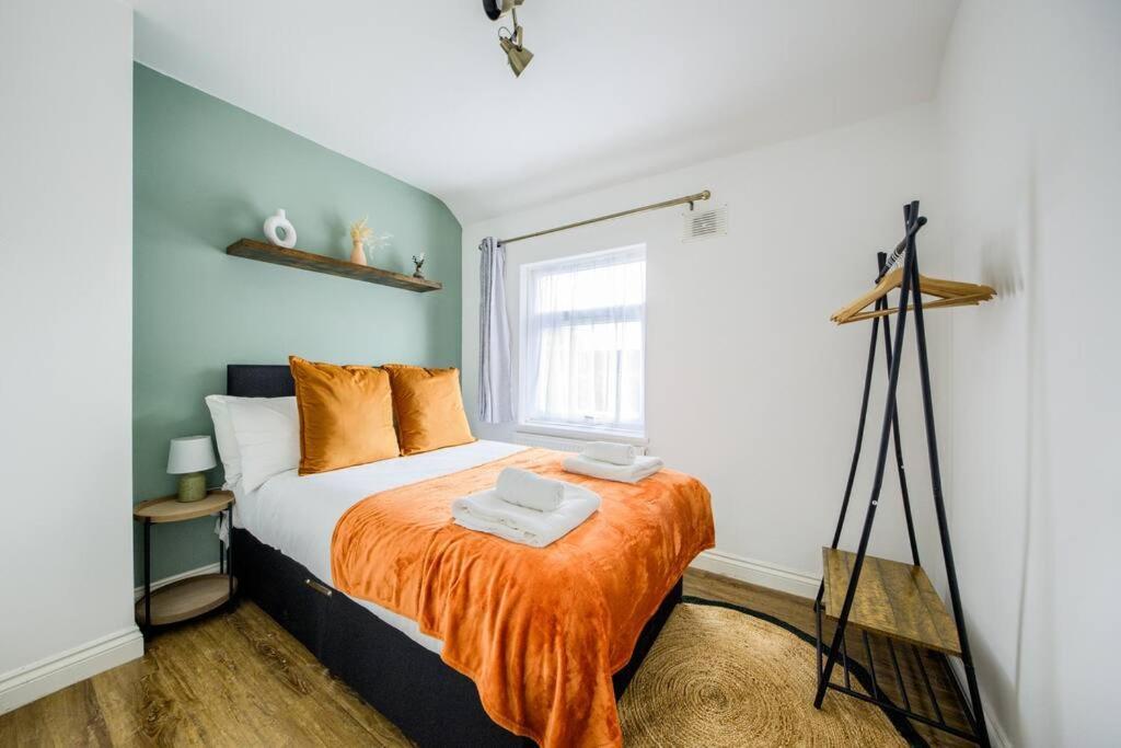 Low Rate For A 4-Bedroom House In Coventry With Free Unlimited Wi-Fi 2 Car Parking 53 Qmc المظهر الخارجي الصورة
