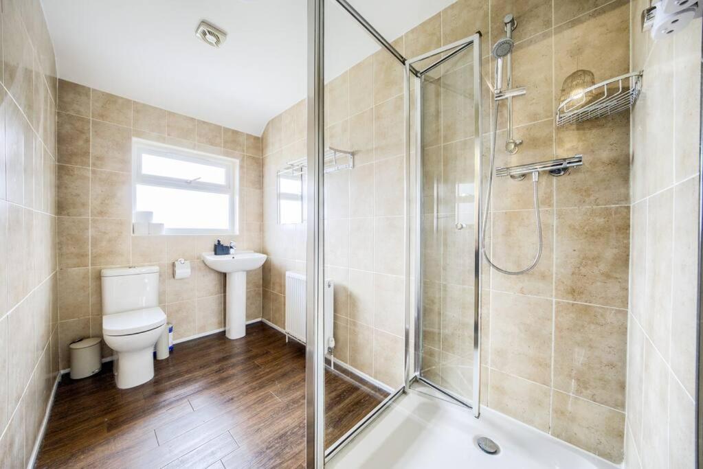 Low Rate For A 4-Bedroom House In Coventry With Free Unlimited Wi-Fi 2 Car Parking 53 Qmc المظهر الخارجي الصورة