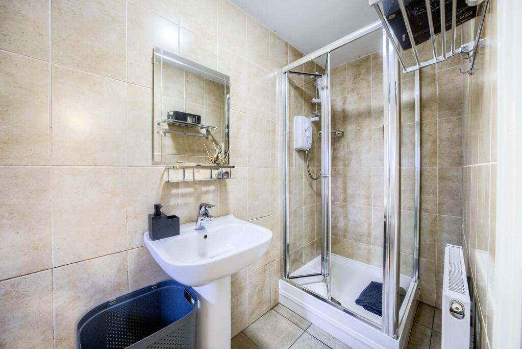 Low Rate For A 4-Bedroom House In Coventry With Free Unlimited Wi-Fi 2 Car Parking 53 Qmc المظهر الخارجي الصورة